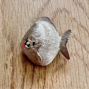 Vintage Estate Crown Trifari Silver‎ Tone Brushed Cute Fish Brooch Pin Mint